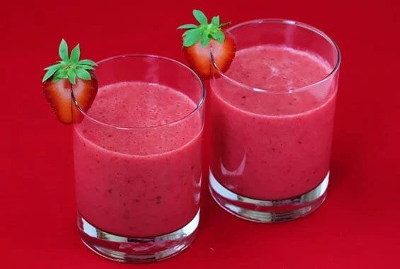 Red Smoothie (Mango, Strawberry & Cranberry) at home