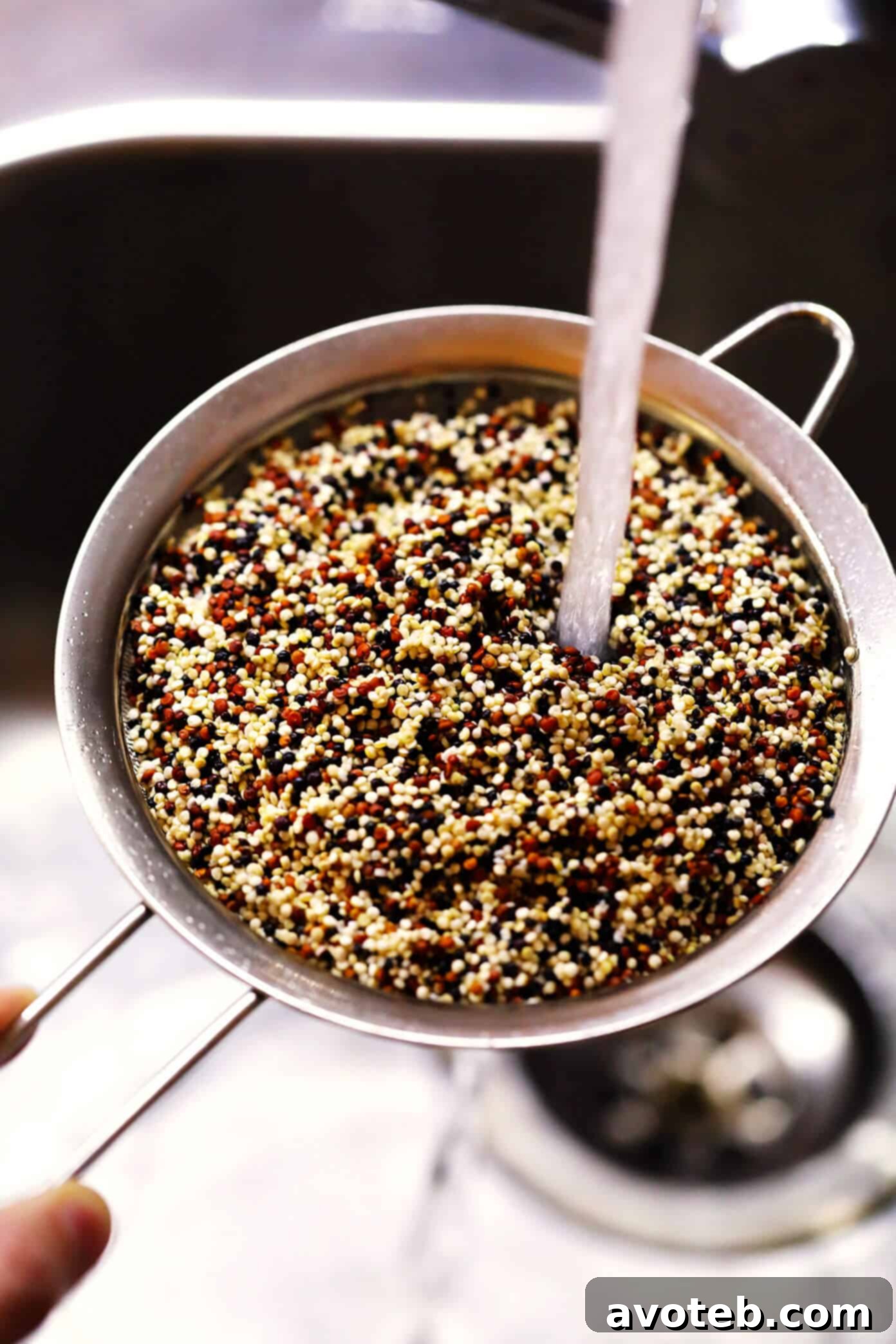 Learn how to cook quinoa PERFECTLY every time with this easy method! Plus tips for how to season and freeze quinoa, and a delicious collection of easy quinoa recipes. | gimmesomeoven.com #quinoa #healthy #glutenfree #howto #grains #mealprep #dinner #freezermeals How To Make Quinoa