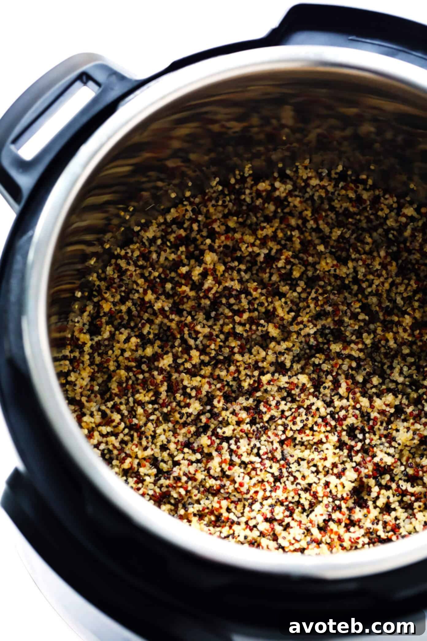 Learn how to cook quinoa PERFECTLY every time with this easy method! Plus tips for how to season and freeze quinoa, and a delicious collection of easy quinoa recipes. | gimmesomeoven.com #quinoa #healthy #glutenfree #howto #grains #mealprep #dinner #freezermeals Instant Pot Quinoa Recipe