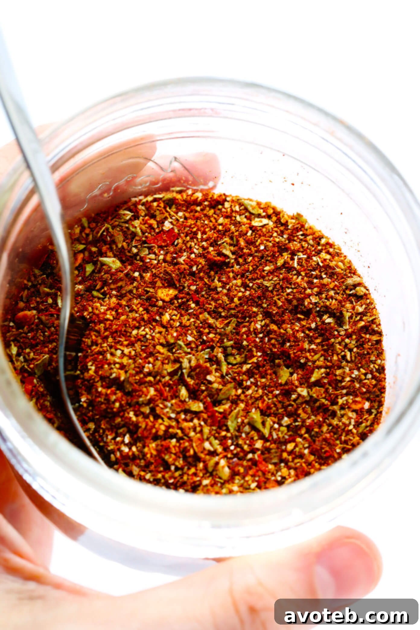 This homemade taco seasoning recipe is easy to make in just a few minutes with ingredients you already have in your spice cabinet. And it tastes great with everything from proteins (chicken, beef, pork, shrimp, tofu, etc.) to veggies, rice, beans, dips, salsa and more. | gimmesomeoven.com How To Make Taco Seasoning