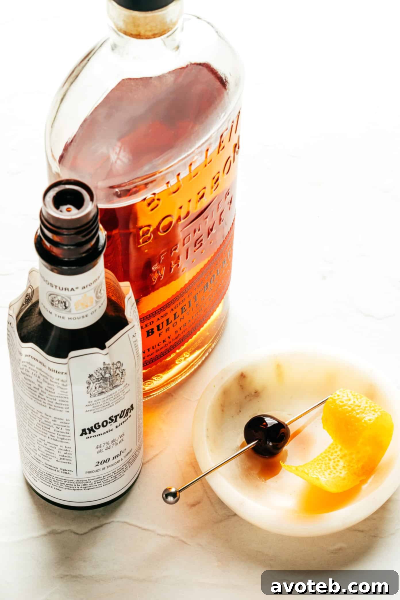 Understanding the core ingredients for an unforgettable Old Fashioned experience. Essential ingredients for an Old Fashioned cocktail: whiskey, bitters, sweetener, and an orange.