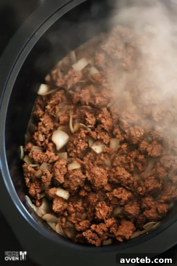 Classic Slow Cooker Chili -- super easy to make, and SO GOOD! | gimmesomeoven.com #soup #fall #gameday