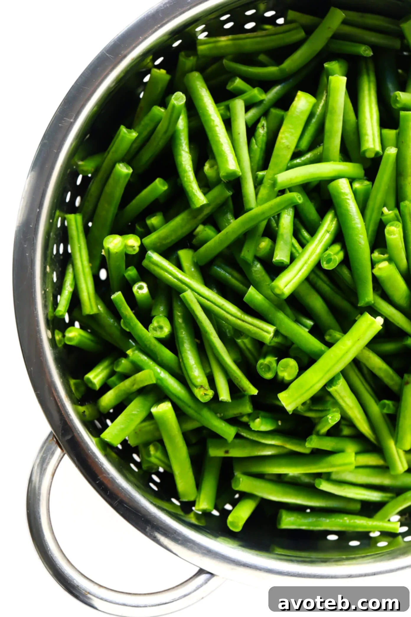 This BEST green bean casserole recipe -- made 100% from scratch with a crispy onion topping and creamy Parmesan mushroom green bean filling. So fresh and flavorful, and always the perfect side dish for Thanksgiving! | gimmesomeoven.com Fresh Green Beans Trimmed for Casserole
