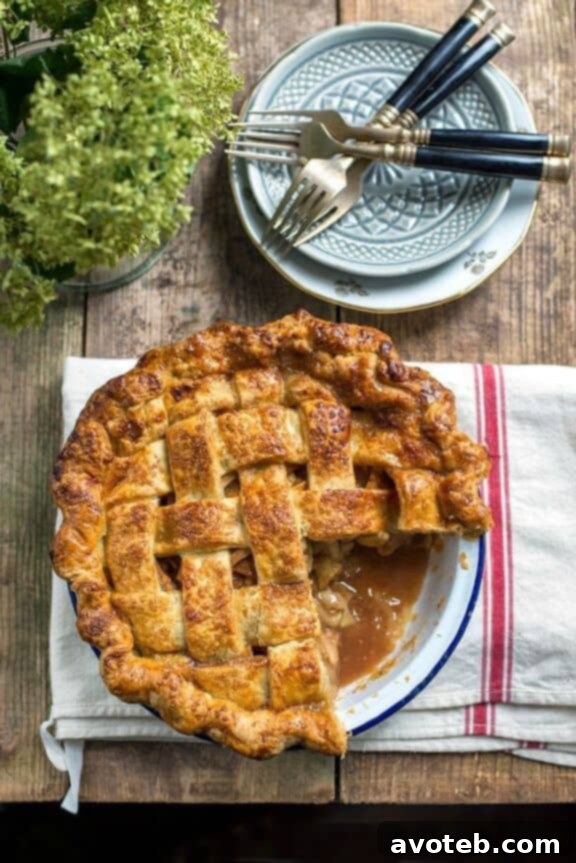 Salted Caramel Apple Pie | supergoldenbakes.com