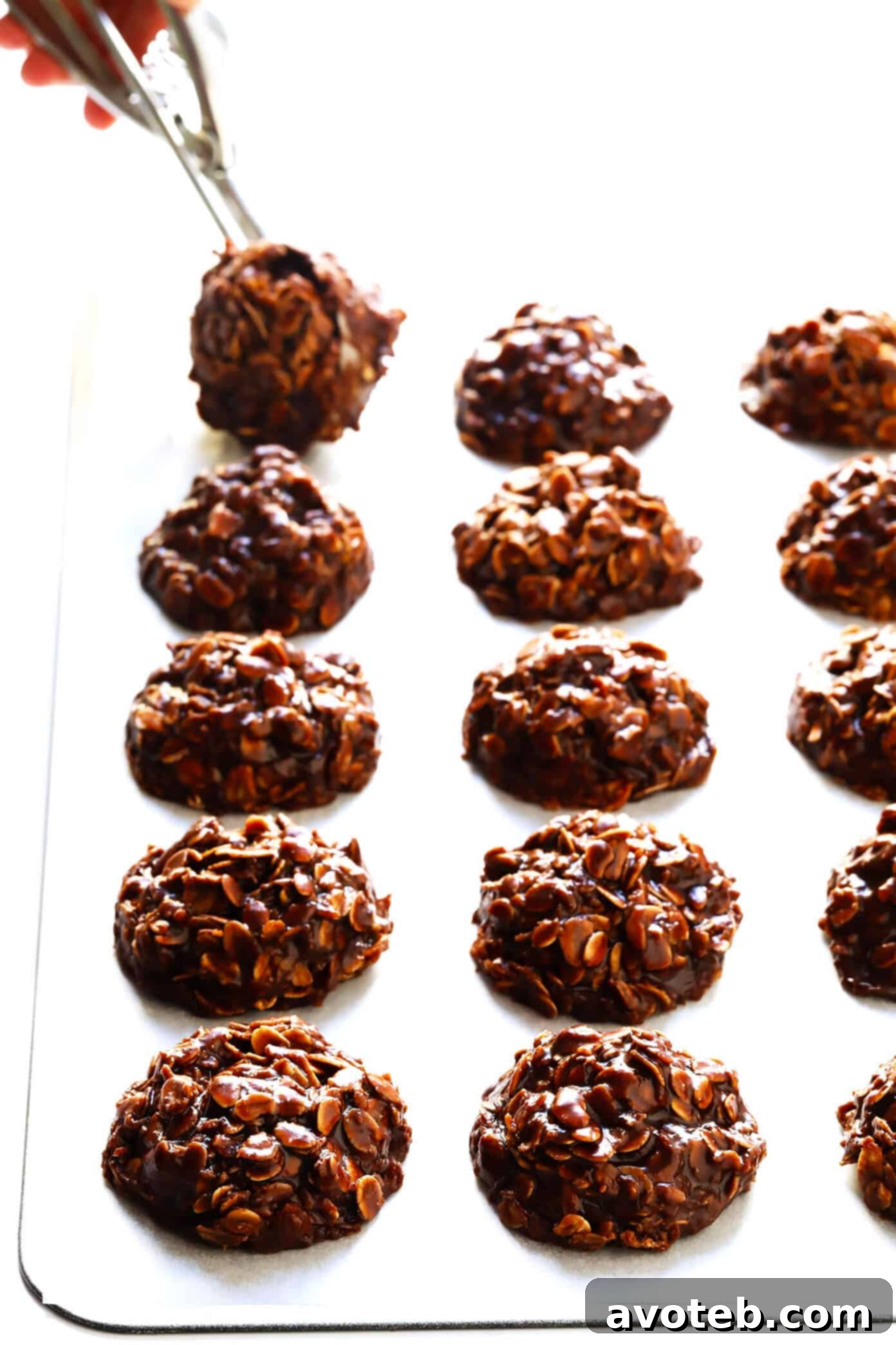 This classic No Bake Cookies recipe is easy to make in just 15 minutes, and that peanut butter + chocolate + oatmeal combination is always a winner! | Learn how to make these delicious chocolate peanut butter no-bake cookies step-by-step. #chocolate #nobake #cookies #peanutbutter #oatmeal #dessert How to Make Easy No Bake Chocolate Peanut Butter Cookies