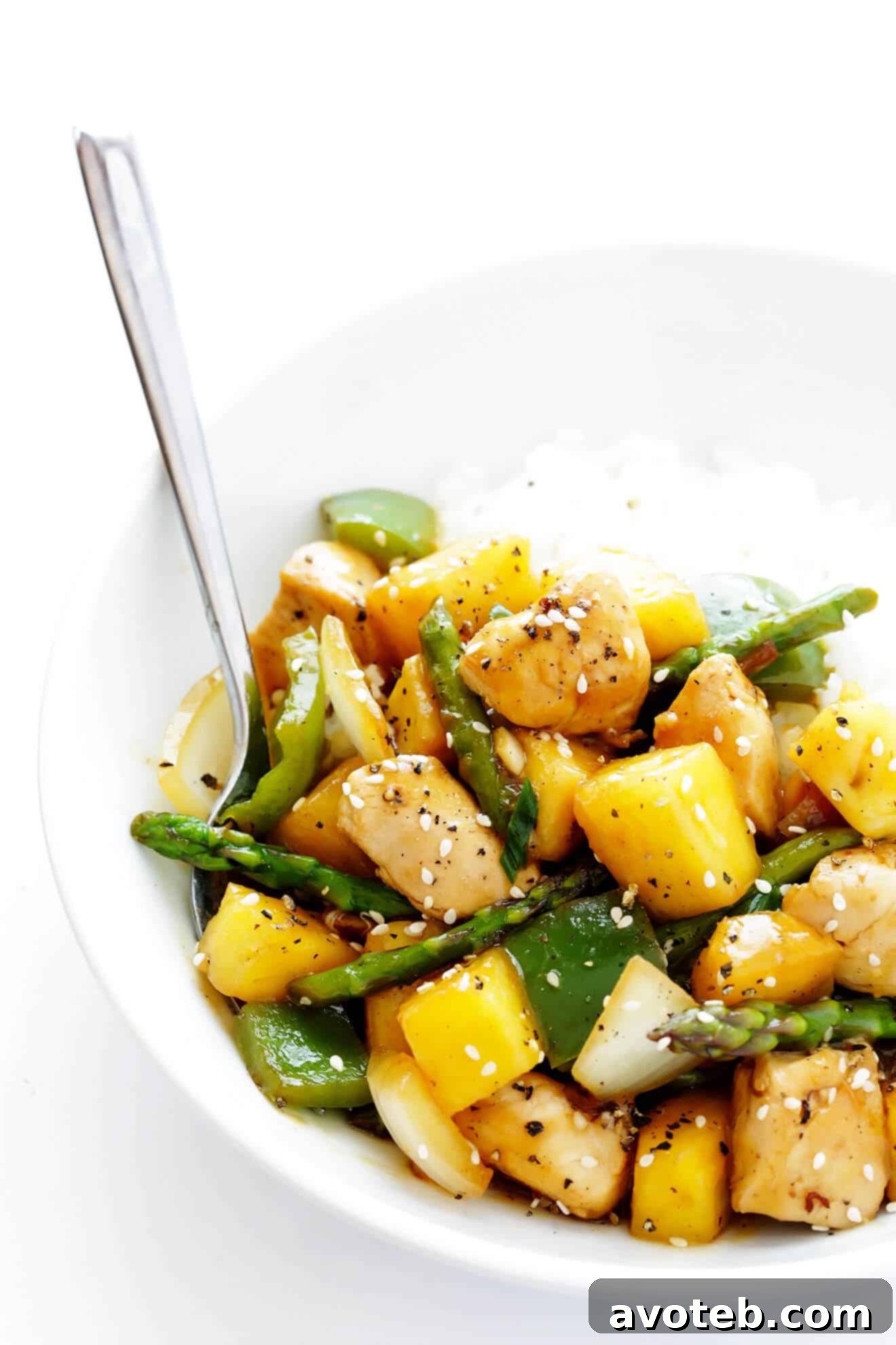 This Pineapple Ginger Chicken Stir-Fry takes about 20 minutes to make, and is full of the BEST fresh sweet and savory flavors. | gimmesomeoven.com