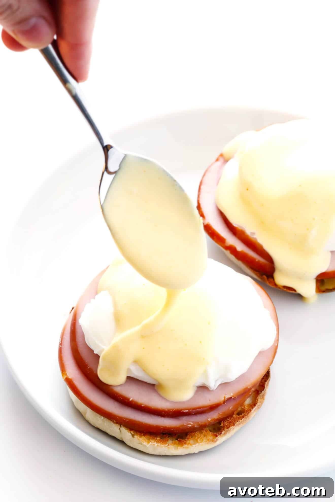 Learn how to make classic Eggs Benedict with this easy recipe. So delicious, and perfect for brunch. | gimmesomeoven.com