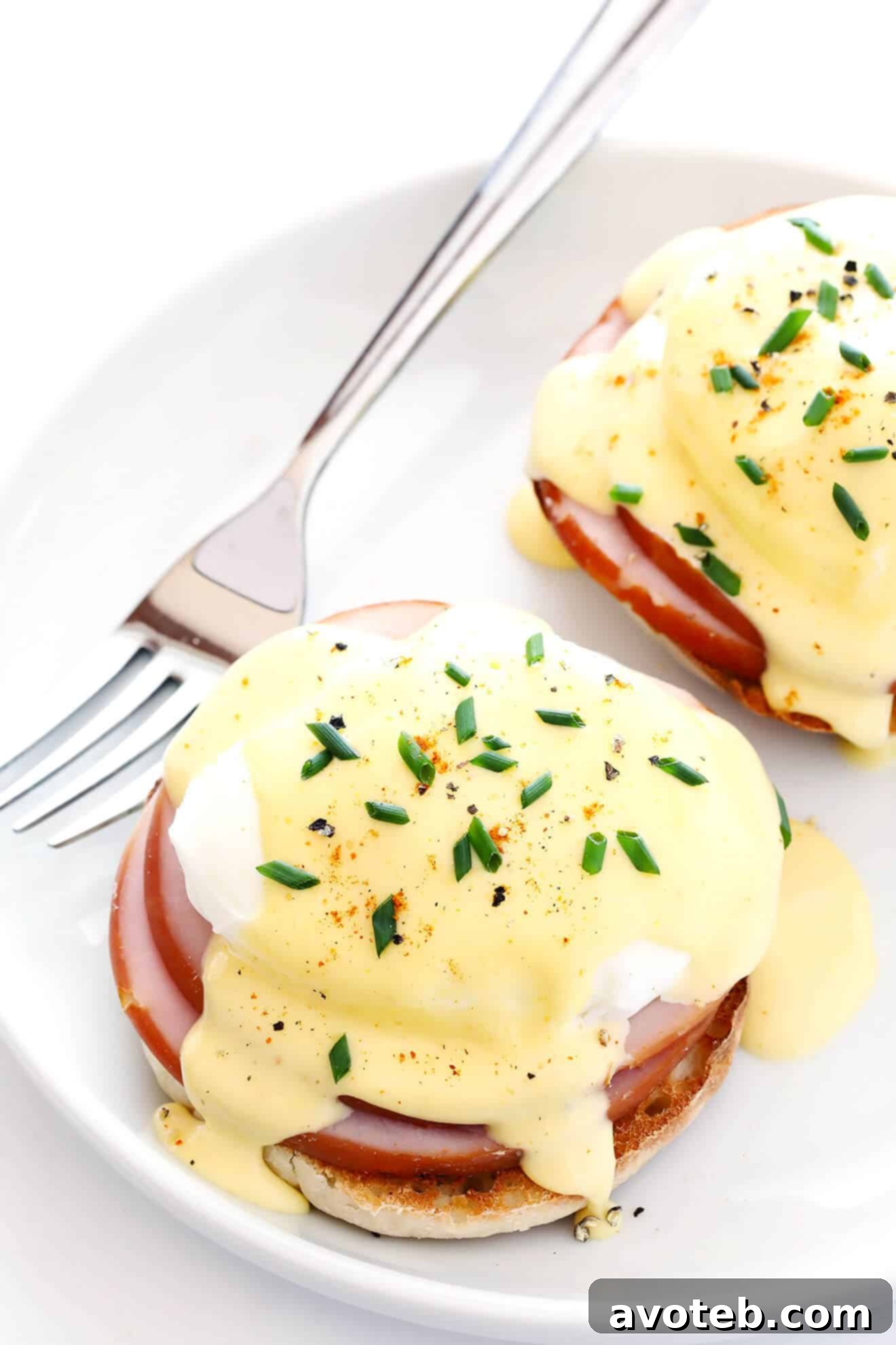 This Eggs Benedict recipe is the BEST. Super easy to make, super delicious, and the perfect savory addition to brunch! | gimmesomeoven.com