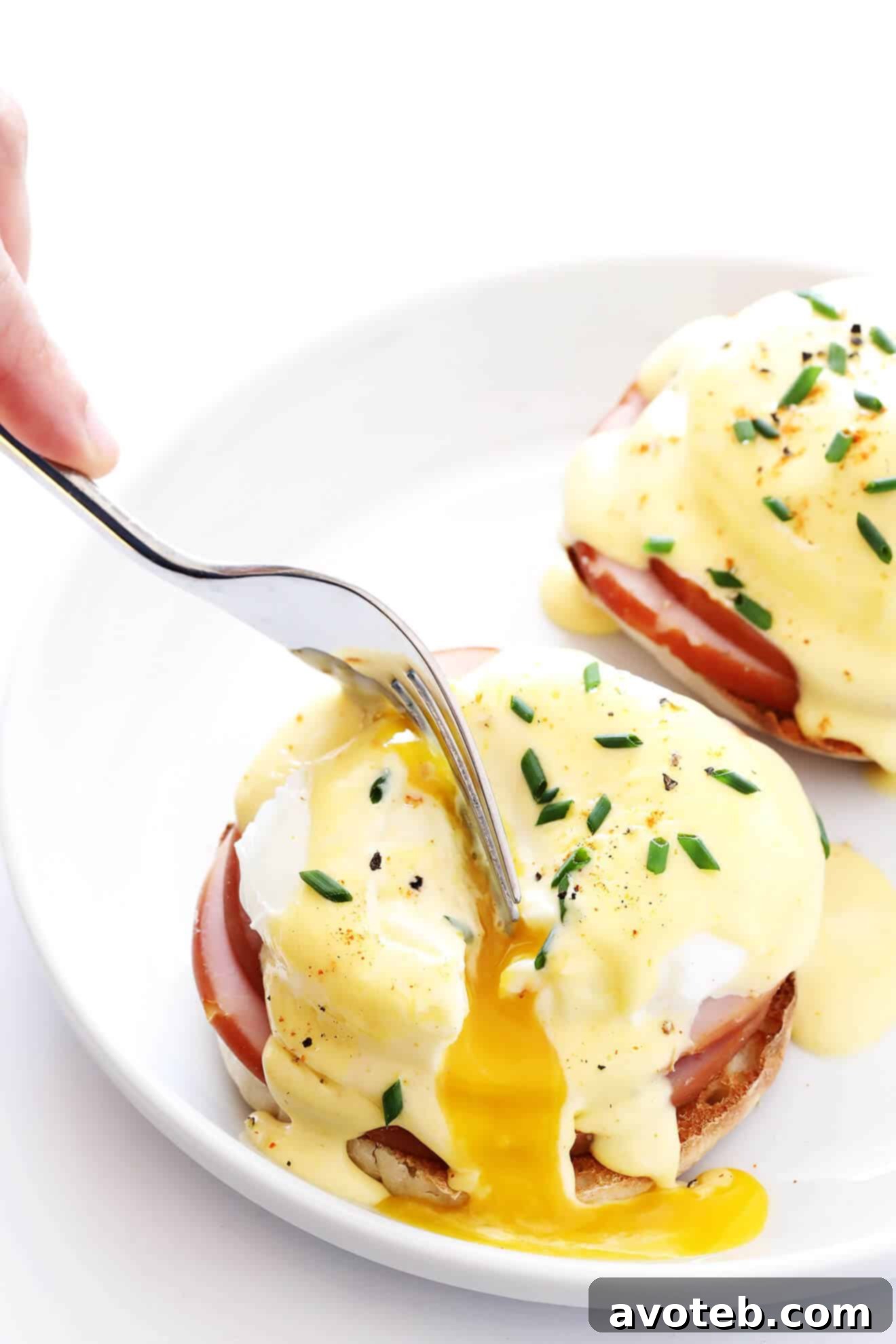 Love the poached eggs in this classic Eggs Benedict recipe! So easy to make, and so delicious! | gimmesomeoven.com