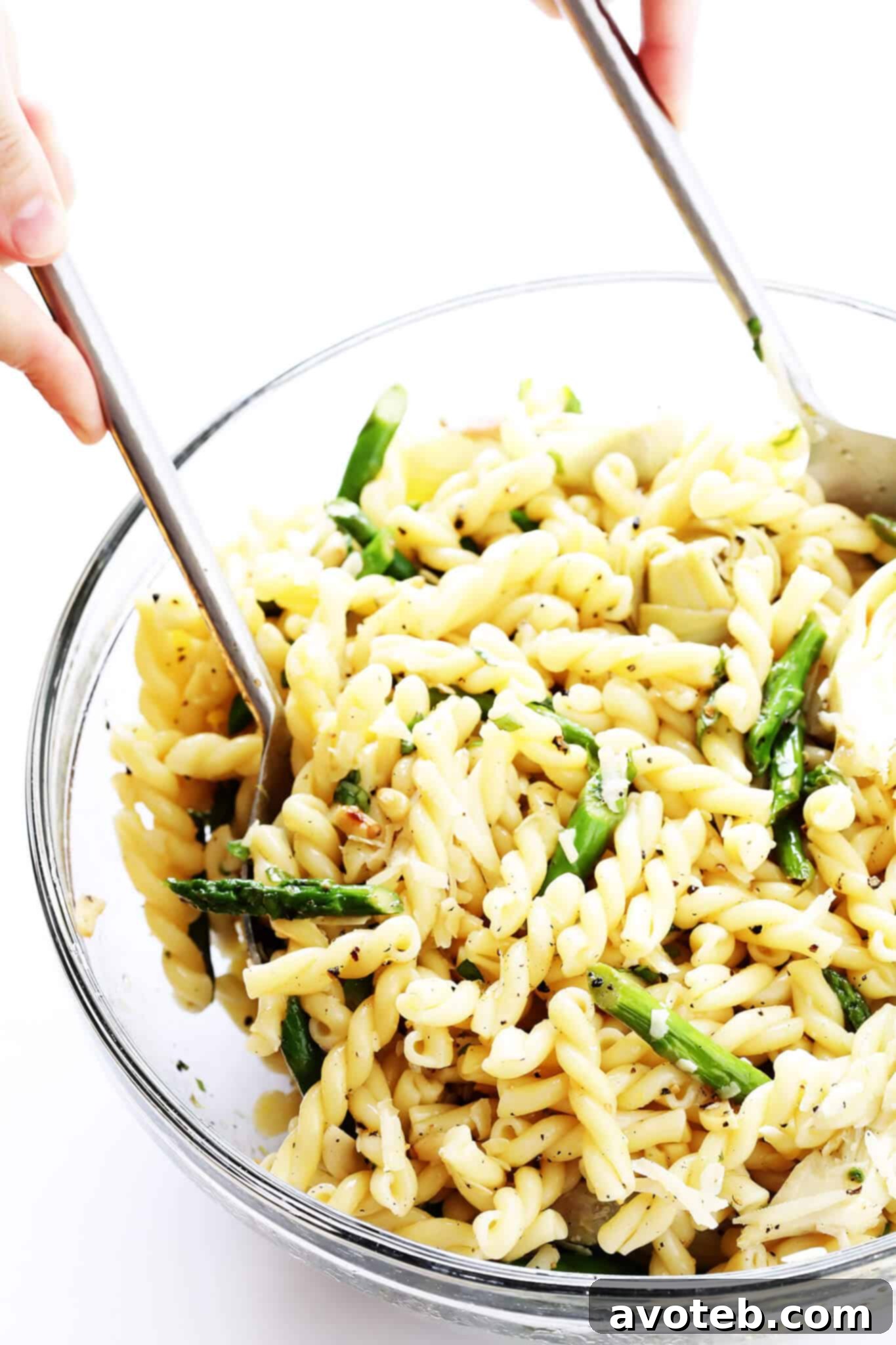 This delicious Lemony Artichoke Pasta Salad recipe is full of delicious spring flavors, and perfect for a weekend picnic or weeknight dinner! | gimmesomeoven.com