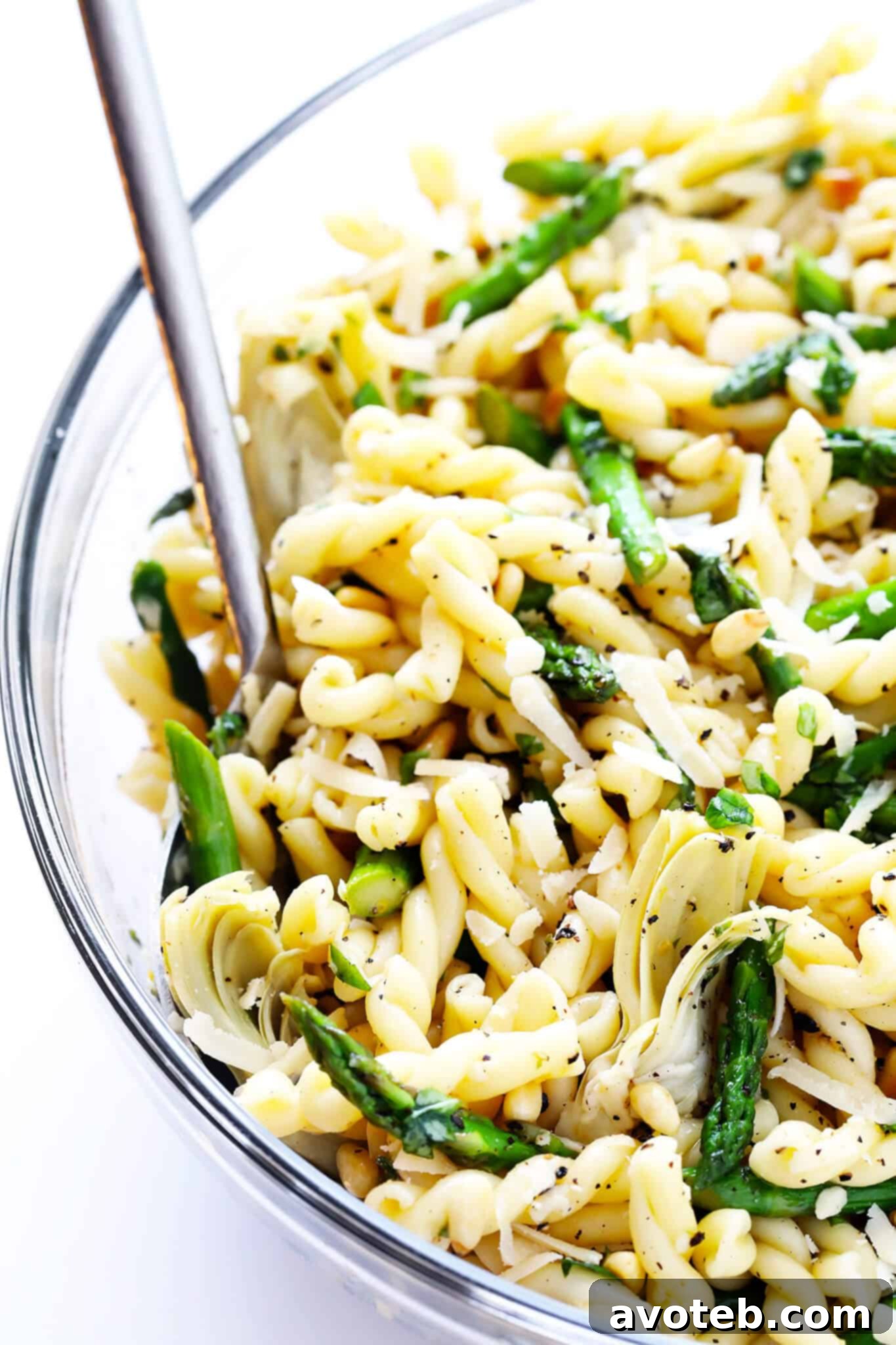 This delicious Lemon Artichoke Asparagus Pasta Salad is super simple to make, and full of the best fresh spring flavors! | gimmesomeoven.com