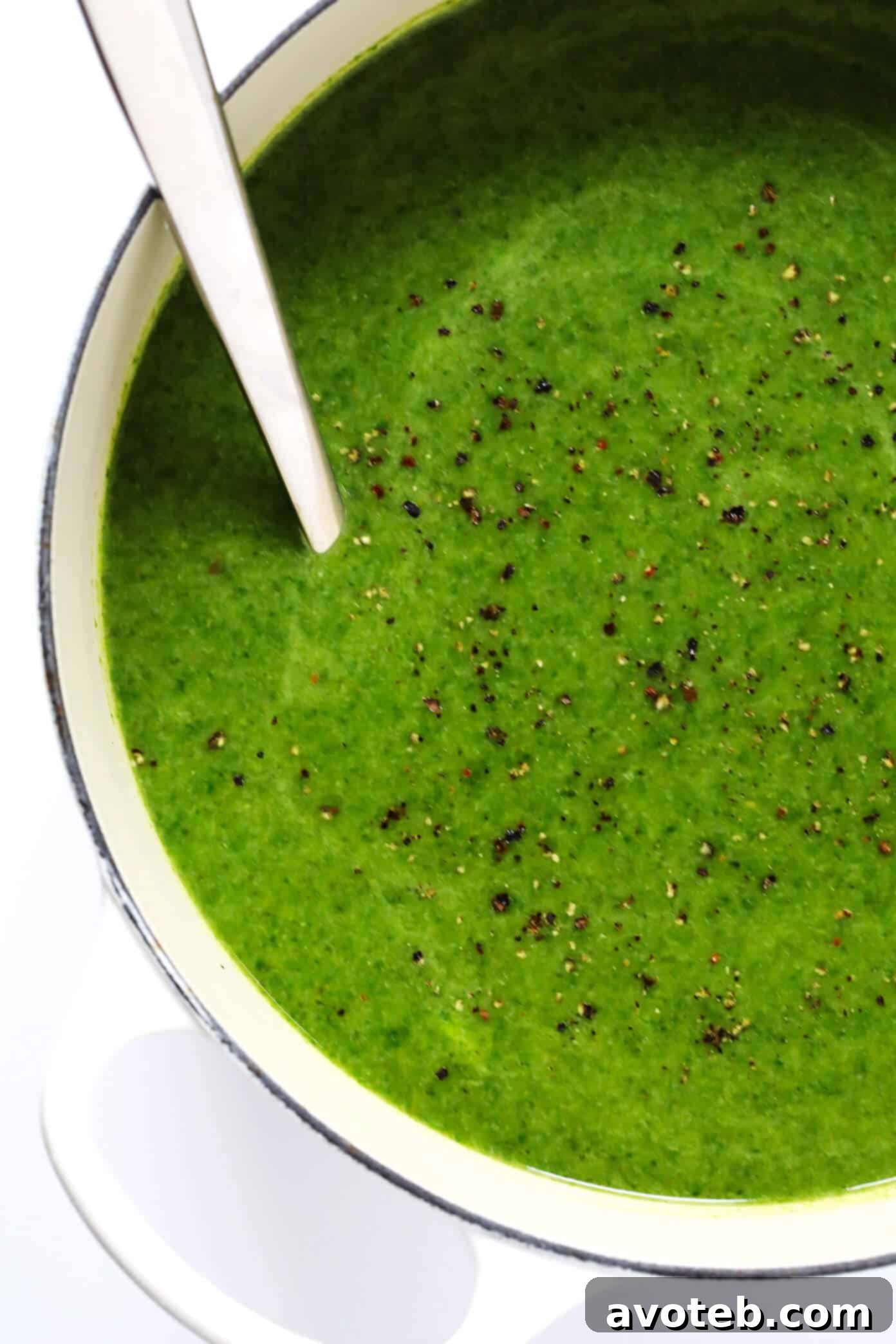 Green Goddess Soup: a healthy, quick, and easy vegan & gluten-free recipe packed with broccoli, cauliflower, and spinach. Perfect for a detox or a feel-good meal! Green Goddess Soup in pot