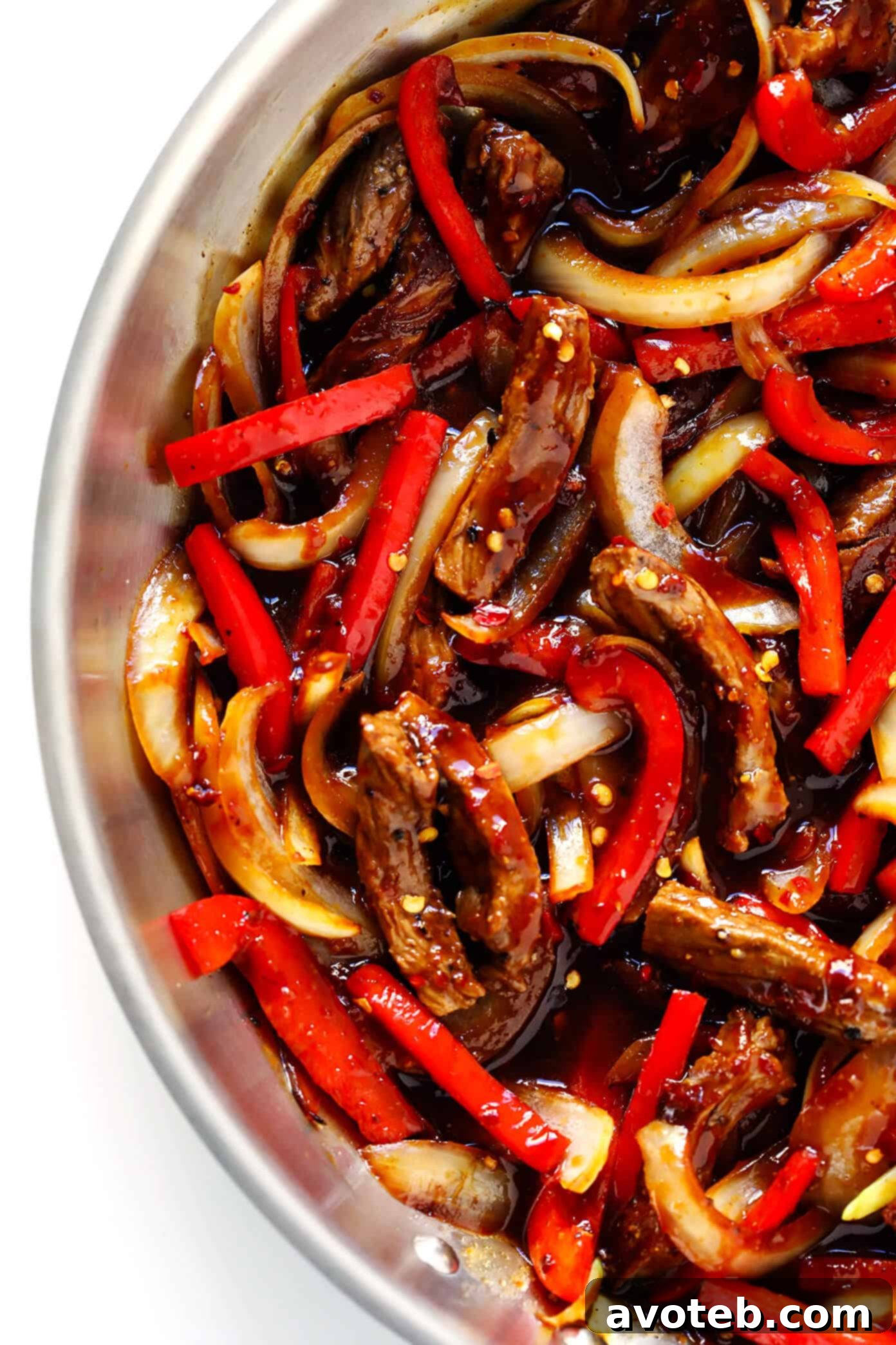 Love this Sizzlin' Spicy Szechuan Stir-Fry! It only takes about 20 minutes to make, it's easy to customize with beef, chicken, pork, shrimp or tofu, and it's made with the most delicious Szechuan sauce! | Gimme Some Oven #szechuan #chinese #stirfry #dinner #spicy Spicy Steak Stir-Fry with Szechuan Sauce