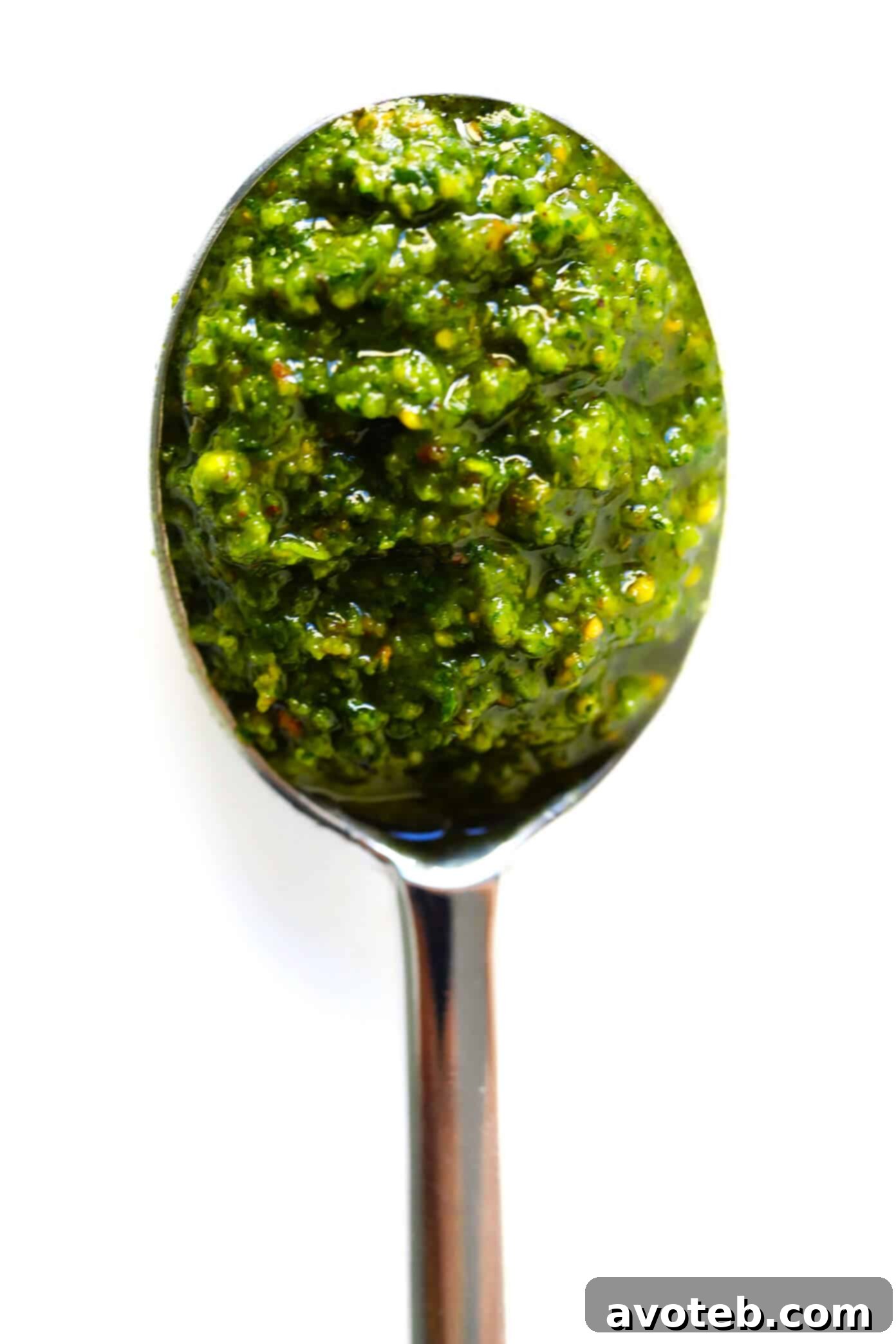 This delicious Pistachio Pesto recipe is easy to make in the blender or food processor, and so fresh and delicious! Use it as a sauce for pasta, pizza, veggies, chicken...you name it. | Gimme Some Oven #pesto #sauce #pistachio #vegetarian Easy Pistachio Pesto Recipe with Basil