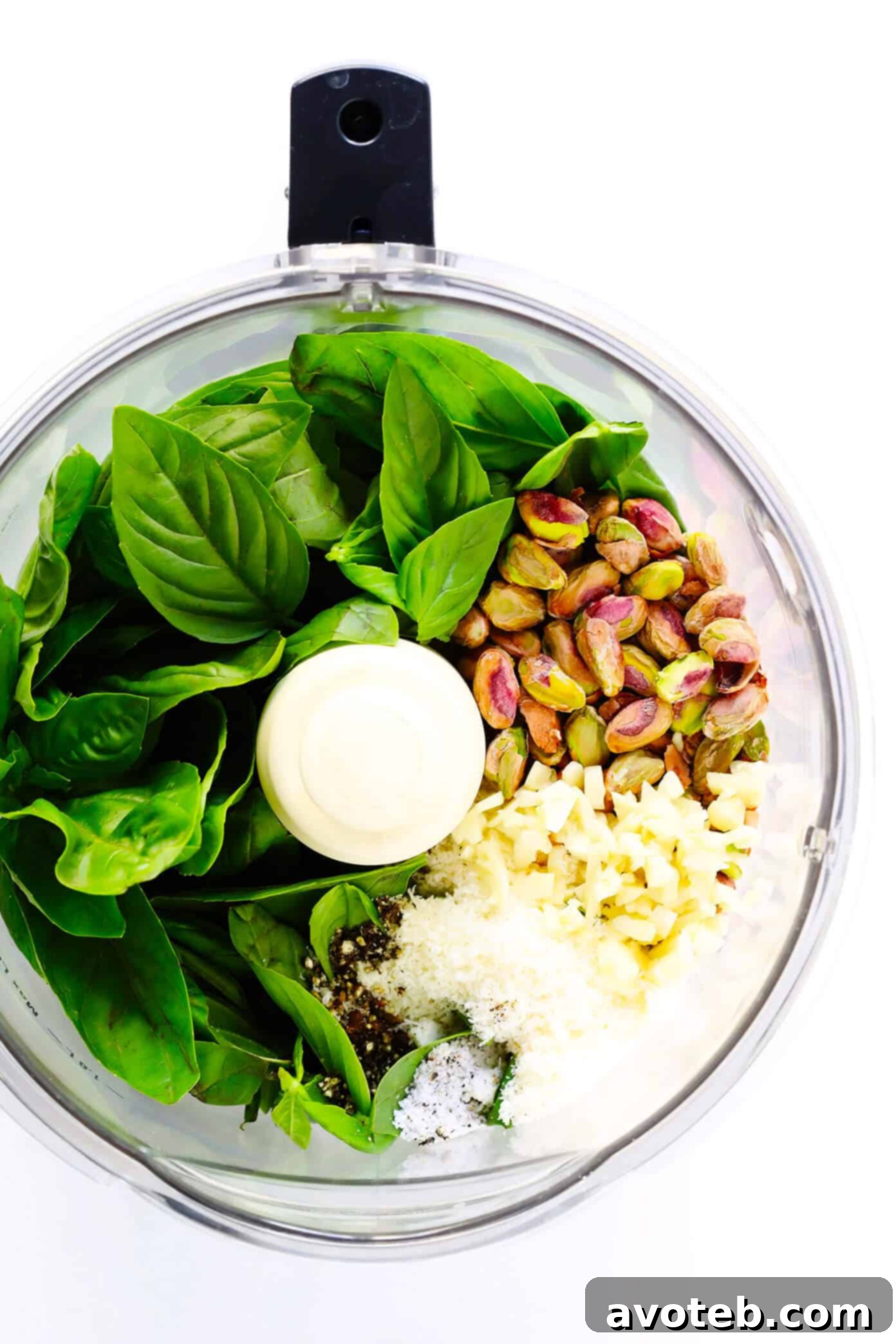 This delicious Pistachio Pesto recipe is easy to make in the blender or food processor, and so fresh and delicious! Use it as a sauce for pasta, pizza, veggies, chicken...you name it. | Gimme Some Oven #pesto #sauce #pistachio #vegetarian How To Make Pesto