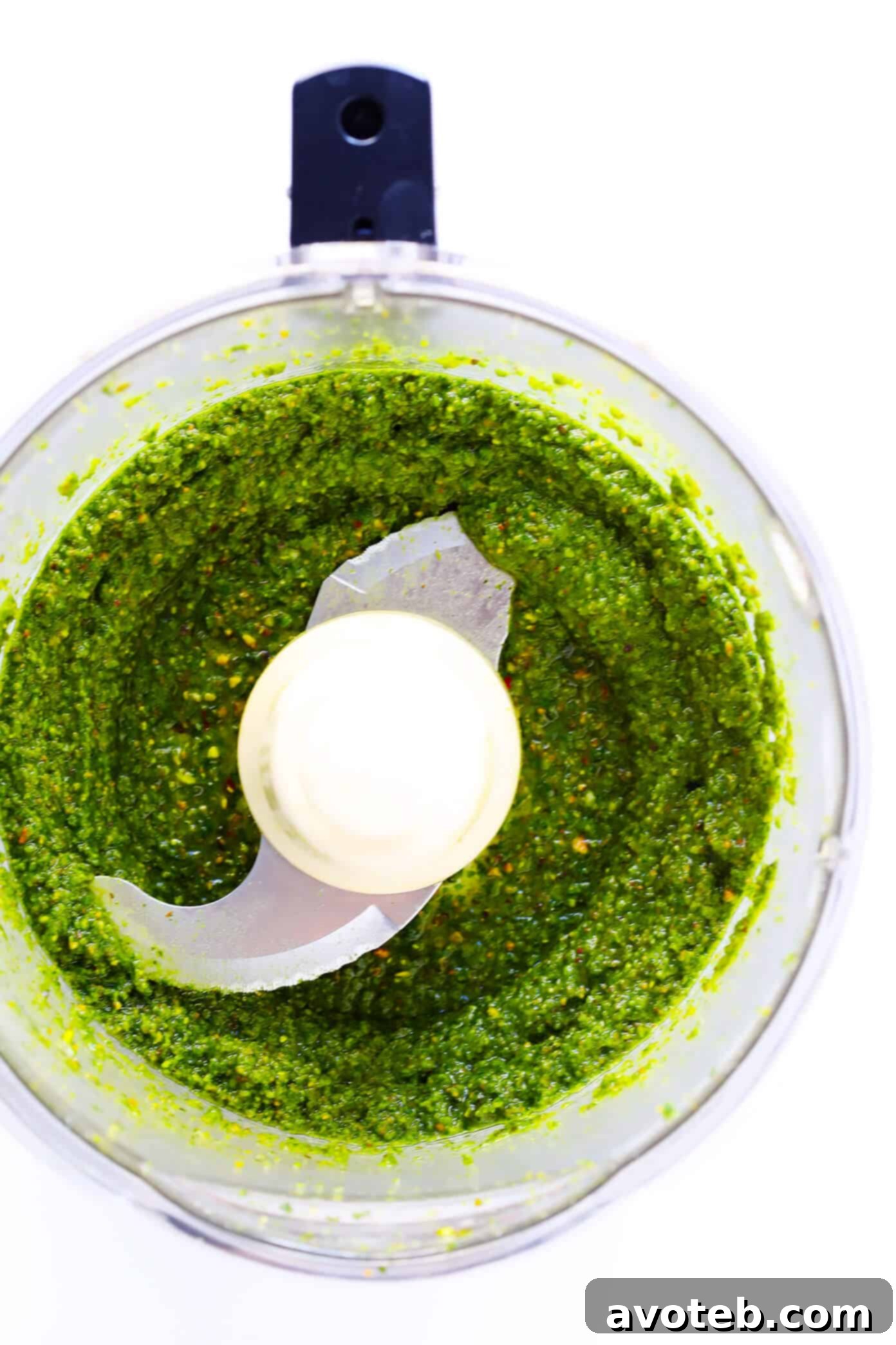 This delicious Pistachio Pesto recipe is easy to make in the blender or food processor, and so fresh and delicious! Use it as a sauce for pasta, pizza, veggies, chicken...you name it. | Gimme Some Oven #pesto #sauce #pistachio #vegetarian Pistachio Pesto Sauce