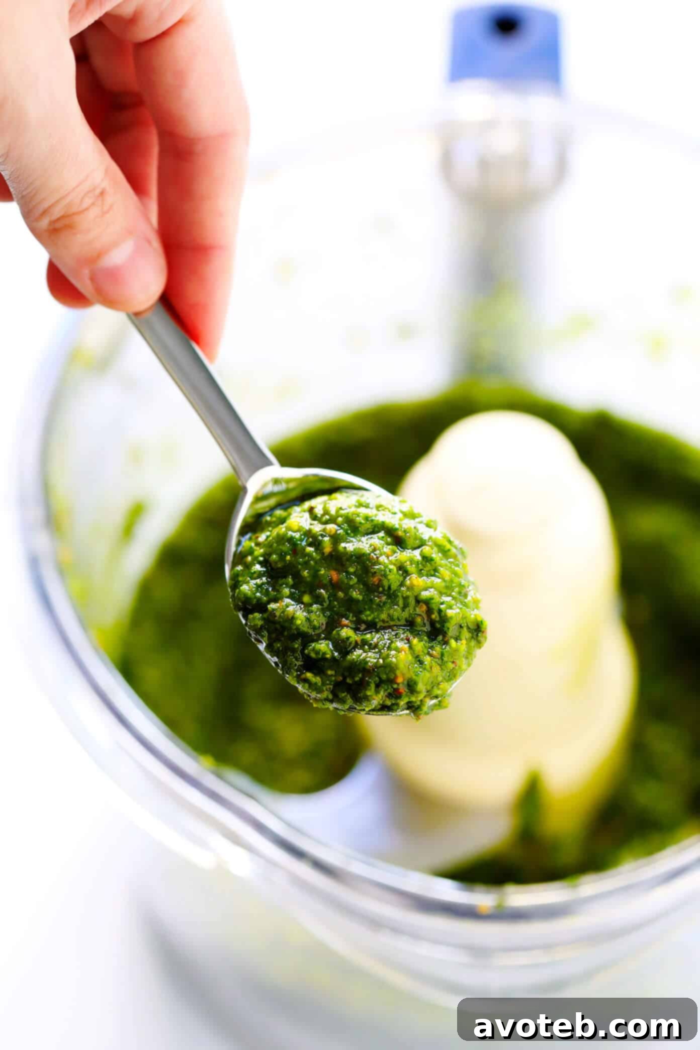 This delicious Pistachio Pesto recipe is easy to make in the blender or food processor, and so fresh and delicious! Use it as a sauce for pasta, pizza, veggies, chicken...you name it. | Gimme Some Oven #pesto #sauce #pistachio #vegetarian How To Make Pistachio Pesto in the Food Processor