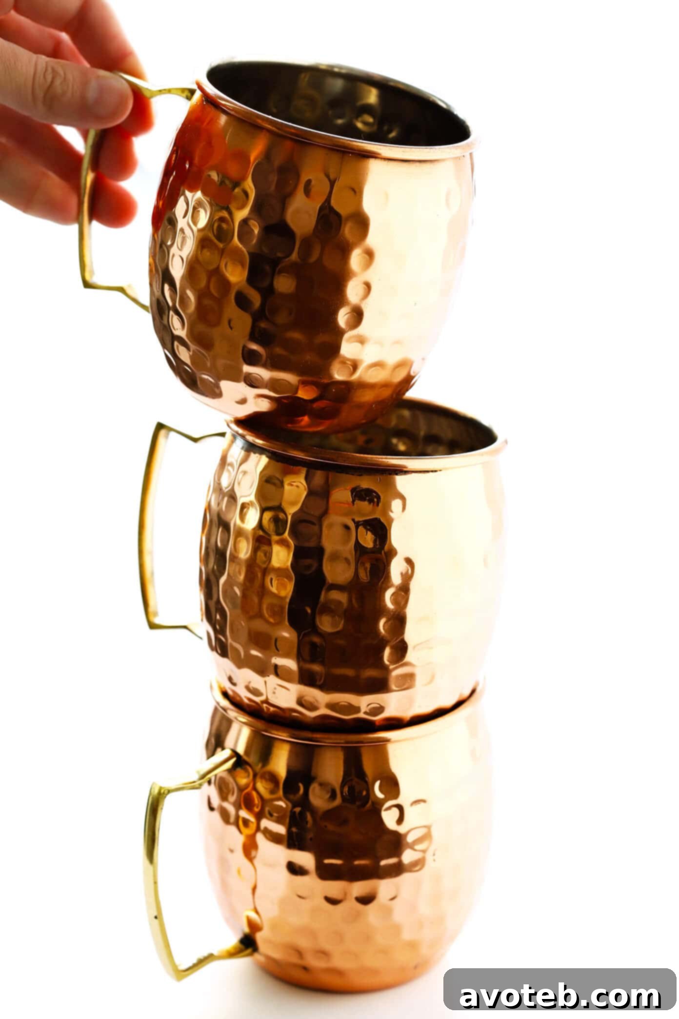 The Iconic Moscow Mule Copper Mugs: Discover the tradition, aesthetics, and safety considerations when buying your perfect copper mug set. | Gimme Some Oven #moscowmule #coppermugs #cocktailaccessories #drinks Traditional Moscow Mule Copper Mugs for Serving