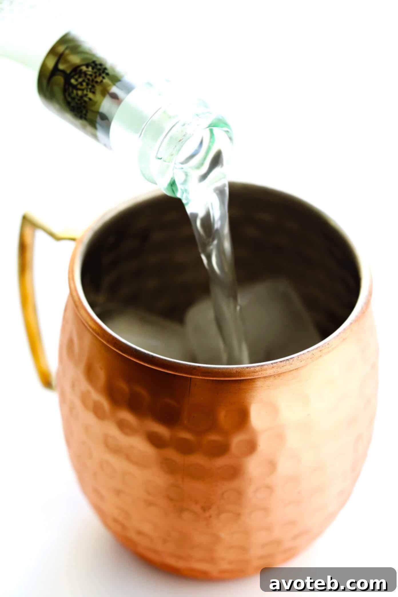How to Make a Moscow Mule: A Simple and Quick Recipe for a Refreshing Cocktail. Learn to combine ginger beer, lime juice, and vodka perfectly. | Gimme Some Oven #moscowmule #cocktailrecipe #easycocktails #drinkmaking Step-by-Step Guide: How to Mix a Moscow Mule
