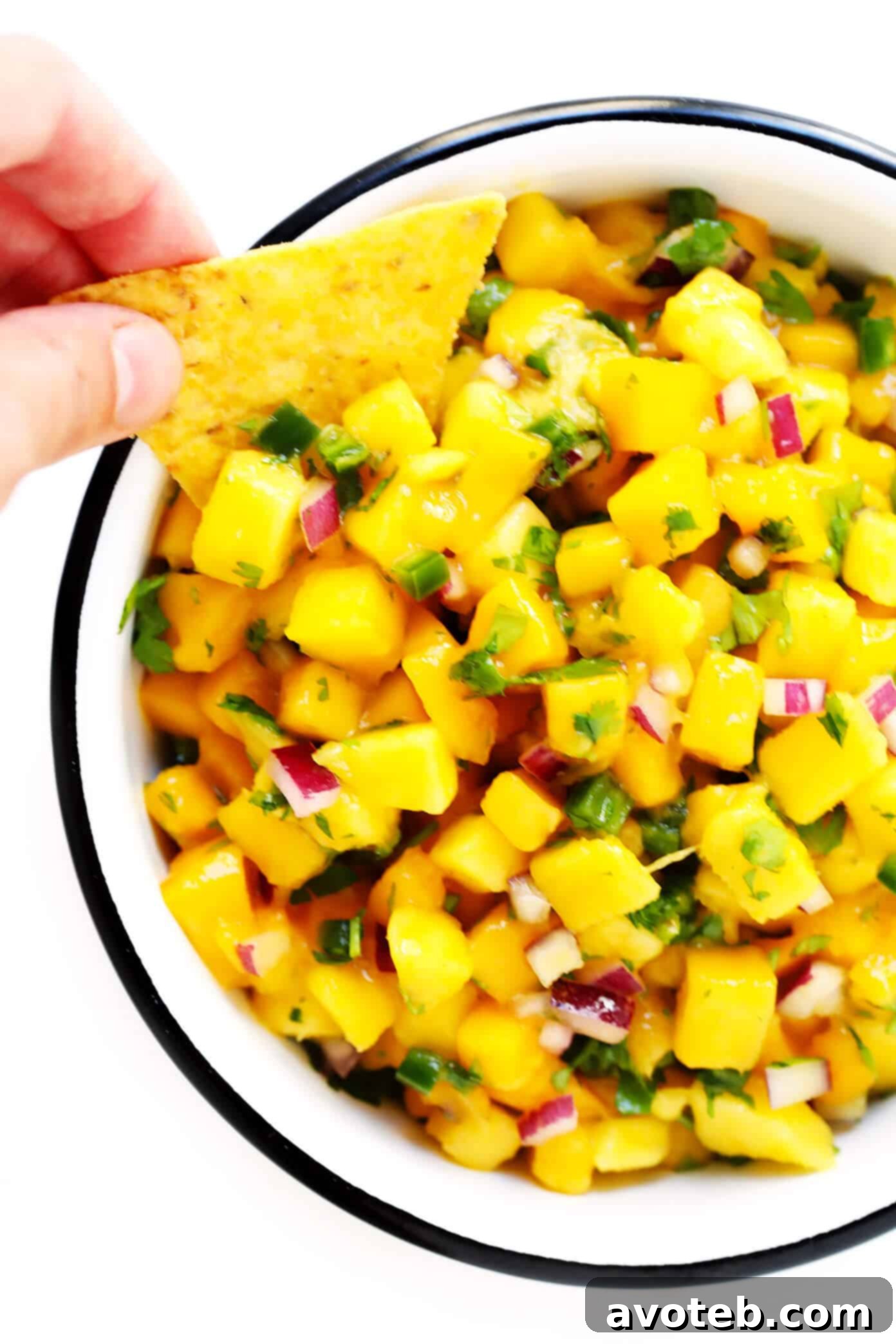 Learn how to cut a mango with this quick 1-minute video tutorial. Plus, tips on how to select and store a ripe mango, as well as my favorite fresh mango recipes. | Gimme Some Oven #mango #tutorial #howtocut #fruit #healthy #glutenfree #dessert 5-Ingredient Mango Salsa Recipe