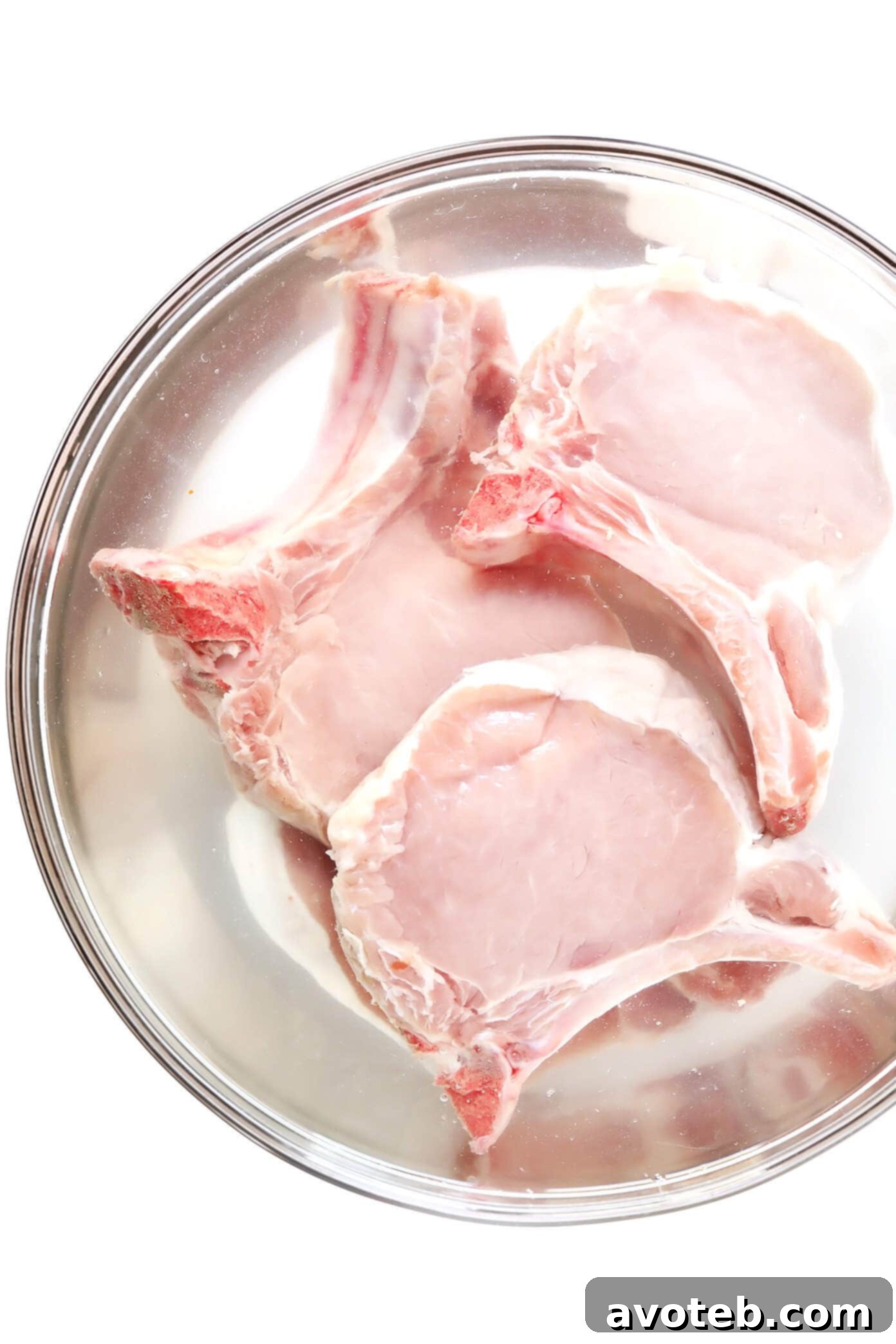 The BEST Baked Pork Chops recipe! It's quick and easy to make, totally customizable with your favorite seasonings, and perfectly seared on the outside and tender and juicy on the inside. | Gimme Some Oven #pork #baked #oven #dinner #glutenfree #meat How to brine pork chops for extra juiciness