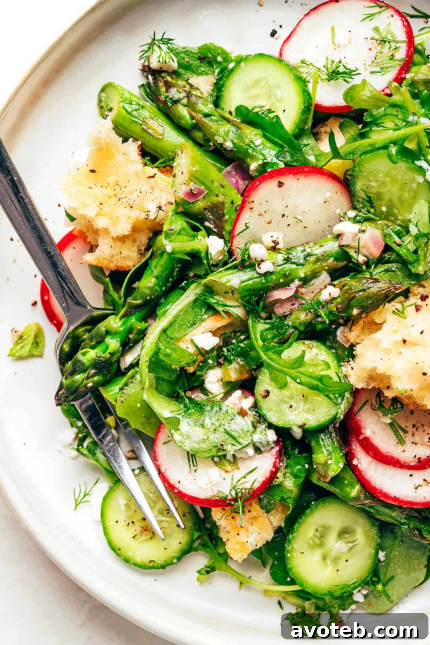 Vibrant Spring Panzanella Salad with Crispy Sourdough Croutons