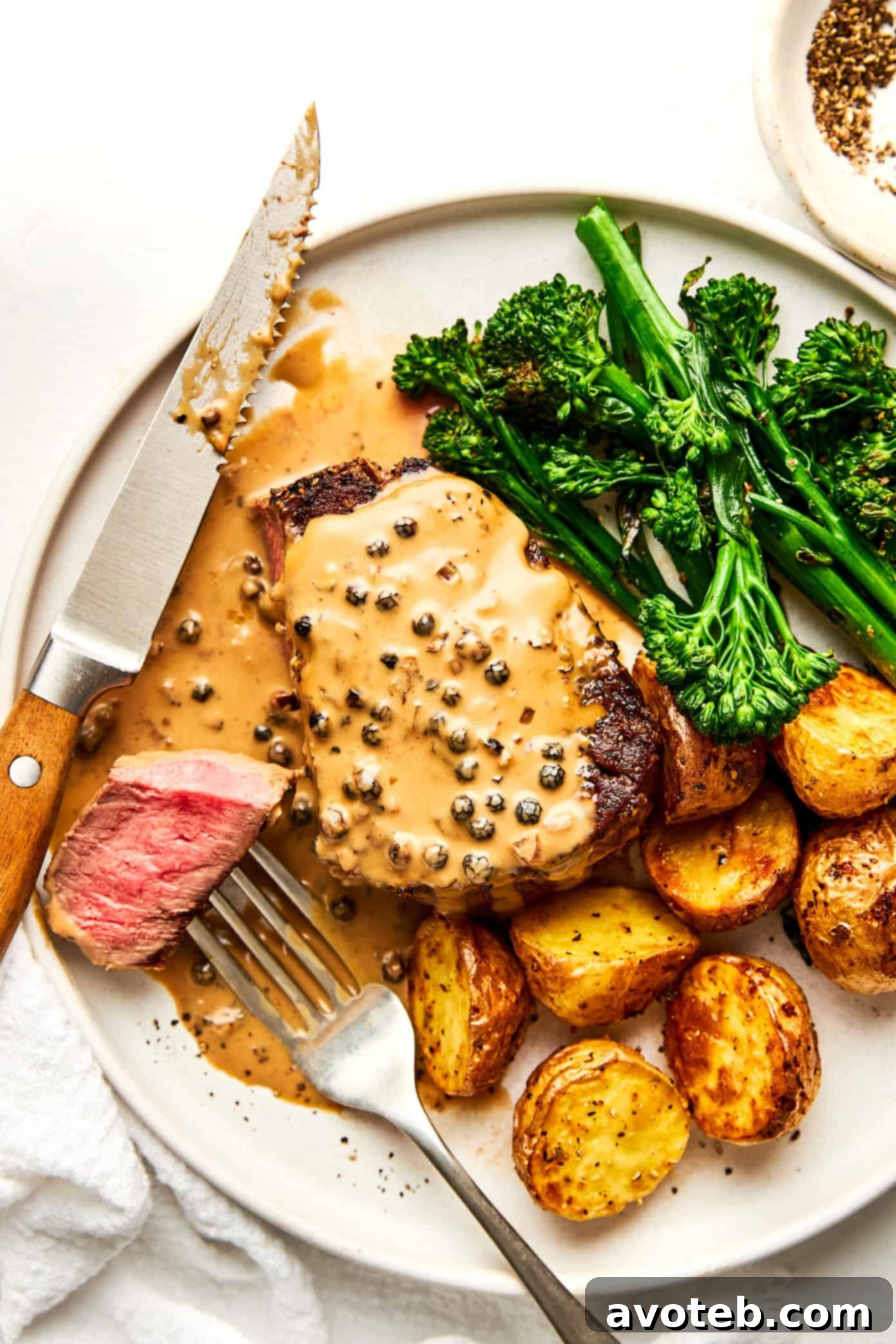 Filet mignon with peppercorn sauce